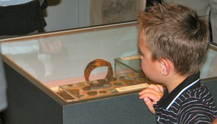 enfant devant les objets antiques à Martizay